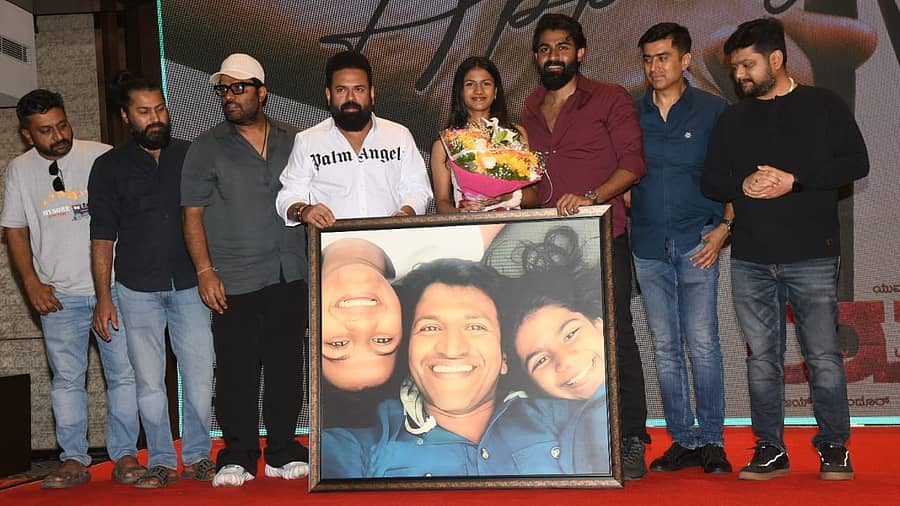 ‘ಯುವ’ ಚಿತ್ರದ ‘ಅಪ್ಪುಗೆ’ ಹಾಡು ಬಿಡುಗಡೆ ಮಾಡಿದ ವಂದಿತಾ