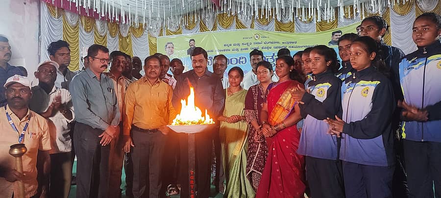 ಆನೆಗೊಂದಿ ಗ್ರಾಮದ ಸರ್ಕಾರಿ ಮಾದರಿಯ ಹಿರಿಯ ಪ್ರಾ ಥಮಿಕ ಶಾಲಾ ಆವರಣದಲ್ಲಿ ಆನೆಗೊಂದಿ ಉತ್ಸವದ ನಿಮಿ ತ್ತ ನಡೆದ ಕ್ರೀಡಾಕೂಟಗಳ ಜ್ಯೋತಿಯನ್ನ ಶಾಸಕ ಜಿ.ಜನಾ ರ್ದನರೆಡ್ಡಿ ಬೆಳಗಿದರು.