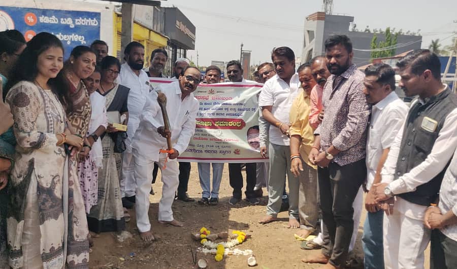 ಜಮಖಂಡಿ ನಗರದ ಹುನ್ನೂರ ರಸ್ತೆಯಲ್ಲಿ ಸ್ವಾಗತ ಕಮಾನ ನಿರ್ಮಾಣ ಕಾಮಗಾರಿಗೆ ಶಾಸಕ ಜಗದೀಶ ಗುಡಗುಂಟಿ ಭೂಮಿಪೂಜೆ ನೆರವೇರಿಸಿದರು