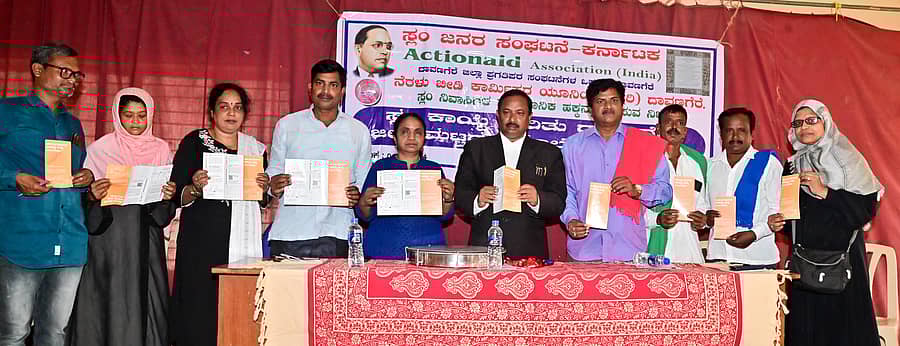 ದಾವಣಗೆರೆಯ ರೋಟರಿ ಬಾಲಭವನದಲ್ಲಿ ಸ್ಲಂ ಜನರ ಸಂಘಟನೆ ನೆರಳು ಬೀಡಿ ಯೂನಿಯನ್ ಹಾಗೂ ವಿವಿಧ ಸಂಘಟನೆಗಳು ಸ್ಲಂ ಕಾಯ್ದೆ ಕುರಿತು ಆಯೋಜಿಸಿದ್ದ ಜಿಲ್ಲಾಮಟ್ಟದ ಸಮಾಲೋಚನೆ ಸಭೆಯಲ್ಲಿ ಬಿತ್ತಿಪತ್ರ ಬಿಡುಗಡೆಗೊಳಿಸಲಾಯಿತು –ಪ್ರಜಾವಾಣಿ ಚಿತ್ರ