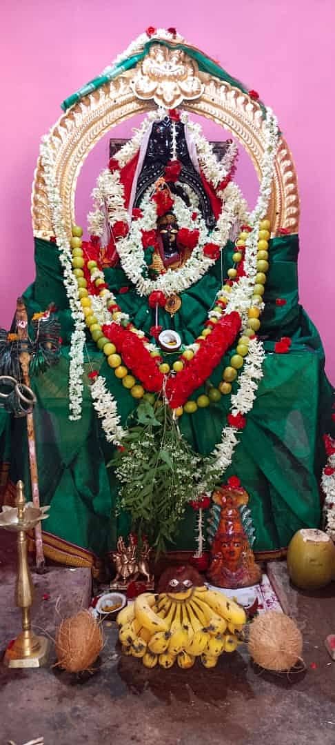 ಜಾತ್ರೆ ನಿಮಿತ್ತ ನಾರಾಯಣಪುರ ಸಮೀಪದ ಬಂಡೆಗುಡ್ಡ ಕ್ಯಾಂಪ್ನ ಮಾರಿಯಮ್ಮ ದೇವಿಗೆ ವಿಶೇಷ ಅಲಂಕಾರ ಮಾಡಿರುವುದು