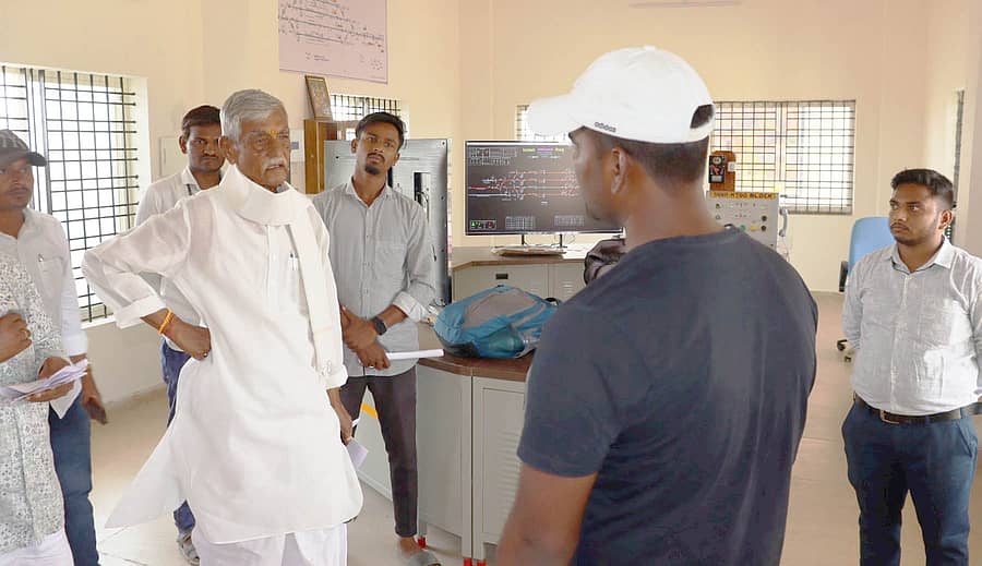 ಸಿಂಧನೂರಿನ ನೂತನ ರೈಲ್ವೆ ಸ್ಟೇಷನ್‍ಗೆ ಗುರುವಾರ ಮಾಜಿ ಸಂಸದ ಕೆ.ವಿರೂಪಾಕ್ಷಪ್ಪ ಭೇಟಿ ನೀಡಿ ವೀಕ್ಷಿಸಿ, ಗುತ್ತಿಗೆ ಪಡೆದ ಕಂಪನಿಯ ಸಿಬ್ಬಂದಿಯೊಂದಿಗೆ ಕಾಮಗಾರಿ ಕುರಿತು ಚರ್ಚಿಸಿದರು