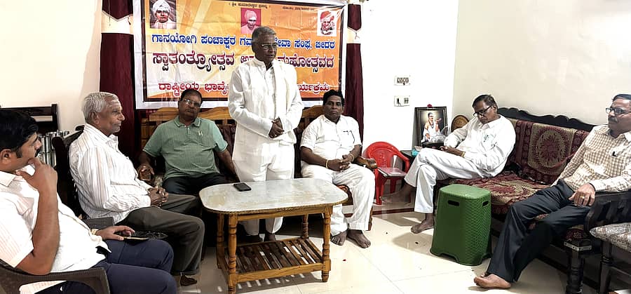 ಬೀದರ್‌ನಲ್ಲಿ ಭಾನುವಾರ ಏರ್ಪಡಿಸಿದ್ದ ಕಾರ್ಯಕ್ರಮದಲ್ಲಿ ಗಾನಯೋಗಿ ಪಂಚಾಕ್ಷರ ಗವಾಯಿ ಸೇವಾ ಸಂಘದ ಗೌರವ ಅಧ್ಯಕ್ಷ ಪ್ರೊ.ಎಸ್.ವಿ.ಕಲ್ಮಠ ಮಾತನಾಡಿದರು