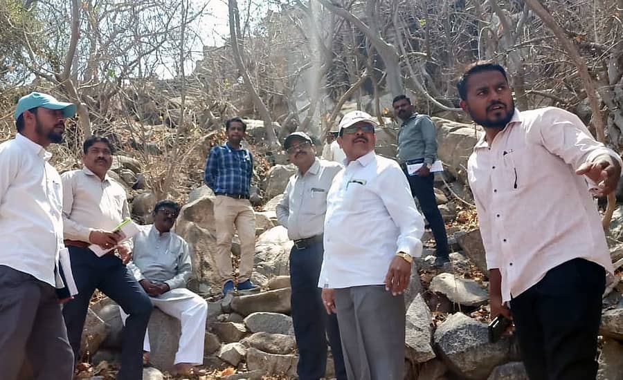 ಲಿಂಗಸುಗೂರು ತಾಲ್ಲೂಕು ಬಿಲ್ಲಮರಾಜನ ಬೆಟ್ಟದಲ್ಲಿ ನಿರ್ಮಿಸಲು ಮುಂದಾಗಿರುವ ಎಂಬಿಆರ್ ಟ್ಯಾಂಕ್ ಕಾಮಗಾರಿ ಸ್ಥಳಕ್ಕೆ ಭೇಟಿ ನೀಡಿದ್ದ ಸಂಸದ ರಾಜಾ ಅಮರೇಶ್ವರ ನಾಯಕ (ಎಡದಿಂದ ಮೂರನೆಯವರು) ಅಧಿಕಾರಿಗಳಿಂದ ಮಾಹಿತಿ ಪಡೆದರು