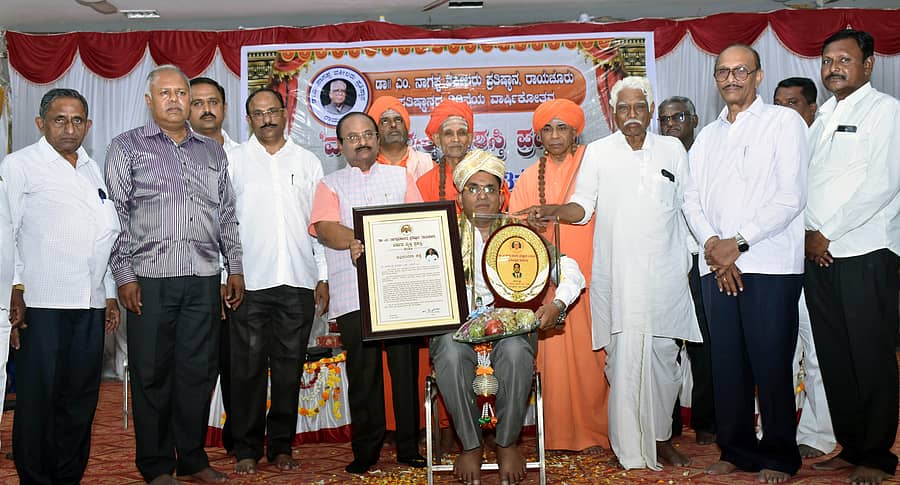 ರಾಯಚೂರಿನ ವೀರಶೈವ ಕಲ್ಯಾಣ ಮಂಟಪದಲ್ಲಿ ಡಾ.ಎಂ.ನಾಗಪ್ಪ ವಕೀಲರು ಪ್ರತಿಷ್ಠಾನದ 20ನೇ ವಾರ್ಷಿಕೋತ್ಸವ ಸಮಾರಂಭದಲ್ಲಿ ಗ್ರೀನ್ ರಾಯಚೂರು ಸಂಸ್ಥೆಯ ಕಾರ್ಯದರ್ಶಿ ರಾಜೇಂದ್ರ ಎಸ್.ಶಿವಾಳೆ ಅವರಿಗೆ ವರ್ಷದ ವ್ಯಕ್ತಿ ಪ್ರಶಸ್ತಿ ನೀಡಿ ಗೌರವಿಸಲಾಯಿತು