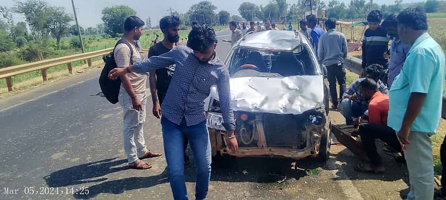 ಬೈಲಹೊಂಗಲ ತಾಲ್ಲೂಕಿನ ನಯಾನಗರ ಗ್ರಾಮದ ಮಲಪ್ರಭಾ ನದಿ ಸೇತುವೆ ಮೇಲೆ ಅಪಘಾತಕ್ಕೀಡಾದ ಕಾರು