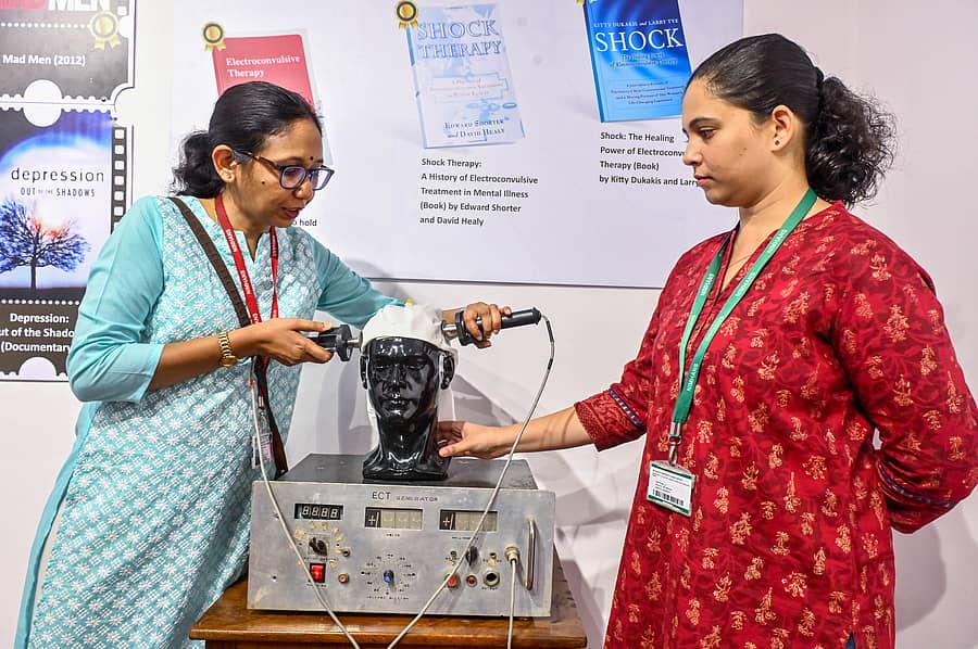 ಪ್ರದರ್ಶನದಲ್ಲಿ ಡಾ. ಪ್ರೀತಿ ಸಿನ್ಹಾ ಮತ್ತು ಡಾ. ವರ್ಷಾ ಎಸ್. ಅವರು ವಿದ್ಯುತ್ ಕಂಪನ ಚಿಕಿತ್ಸೆಯ ಬಗ್ಗೆ ವಿವರಿಸಿದರು –ಪ್ರಜಾವಾಣಿ ಚಿತ್ರ