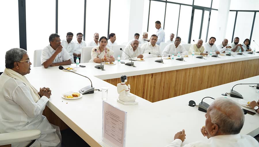 ಬೆಳಗಾವಿ ಜಿಲ್ಲೆಯ ಕಾಂಗ್ರೆಸ್ ನಾಯಕರು ಬೆಂಗಳೂರಿನಲ್ಲಿ ಶುಕ್ರವಾರ ಮುಖ್ಯಮಂತ್ರಿ ಸಿದ್ದರಾಮಯ್ಯ ಅವರೊಂದಿಗೆ ಚುನಾವಣಾ ತಂತ್ರಗಾರಿಕೆ ಕುರಿತು ಚರ್ಚೆ ನಡೆಸಿದರು