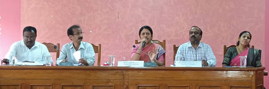 ಹಾಸನದ ಜಿಲ್ಲಾ ಪಂಚಾಯಿತಿ ಸಭಾಂಗಣದಲ್ಲಿ ಗುರುವಾರ ನಡೆದ ಸಭೆಯಲ್ಲಿ ಜಿಲ್ಲಾಧಿಕಾರಿ ಸಿ.ಸತ್ಯಭಾಮಾ ಮಾತನಾಡಿದರು