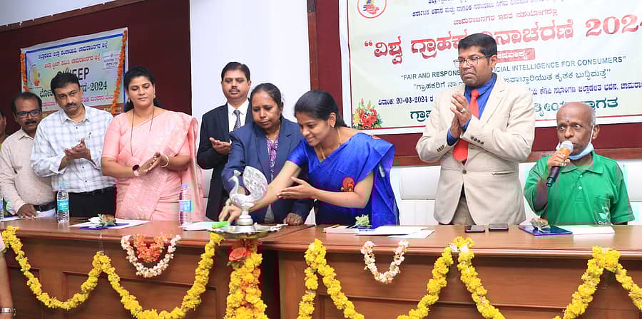 ಗ್ರಾಹಕರ ದಿನಾಚರಣೆ ಕಾರ್ಯಕ್ರಮವನ್ನು ಜಿಲ್ಲಾ ಪಂಚಾಯಿತಿ ಉಪಕಾರ್ಯದರ್ಶಿ ಲಕ್ಷ್ಮಿ, ಜಿಲ್ಲಾ ಗ್ರಾಹಕರ ವ್ಯಾಜ್ಯ ಪರಿಹಾರ ಆಯೋಗದ ಅಧ್ಯಕ್ಷೆ ಎಂ.ವಿ.ಭಾರತಿ ಉದ್ಘಾಟಿಸಿದರು. ನ್ಯಾಯಾಧೀಶ ಶ್ರೀಧರ ಎಂ. ಇತರರು ಭಾಗವಹಿಸಿದ್ದರು