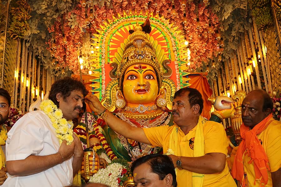 ಶಿವಮೊಗ್ಗದ ಮಾರಿಕಾಂಬಾ ದೇವಸ್ಥಾನಕ್ಕೆ ಶುಕ್ರವಾರ ಭೇಟಿ ನೀಡಿದ ಜಿಲ್ಲಾ ಉಸ್ತುವಾರಿ ಸಚಿವ ಮಧು ಬಂಗಾರಪ್ಪ ದೇವಿಯ ದರ್ಶನ ಪಡೆದರು