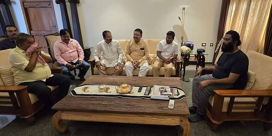 ಕೊಪ್ಪಳ ಲೋಕಸಭಾ ಕ್ಷೇತ್ರದ ಅಭ್ಯರ್ಥಿ ಡಾ. ಬಸವರಾಜ ಕ್ಯಾವಟರ್ ಹಾಗೂ ಬಿಜೆಪಿ ಪ್ರಮುಖರು ಹೊಸಪೇಟೆಯಲ್ಲಿ ಮಾಜಿ ಸಚಿವ ಆನಂದ ಸಿಂಗ್ ಅವರನ್ನು ಭೇಟಿಯಾದರು