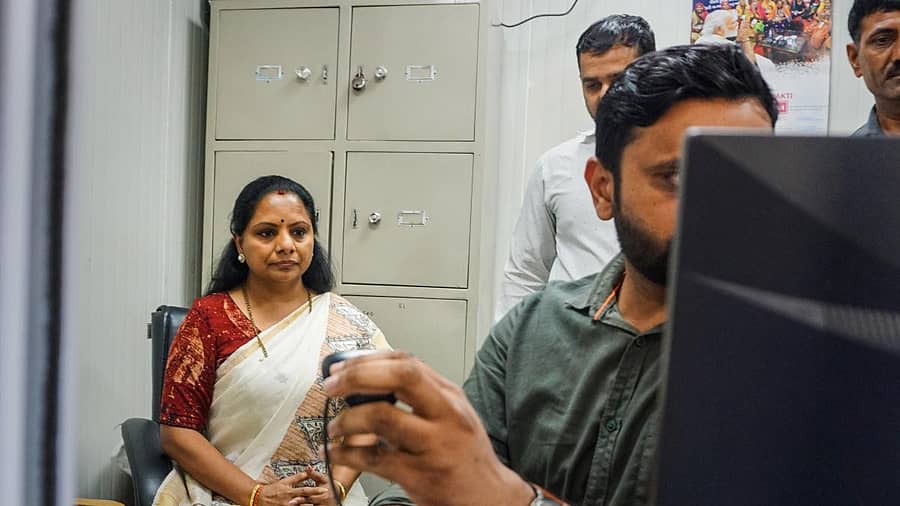 <div class="paragraphs"><p>ಬಿಆರ್ಎಸ್ ನಾಯಕಿ ಕೆ. ಕವಿತಾ ಅವರು ದೆಹಲಿಯ ಅಬಕಾರಿ ನೀತಿ ಹಗರಣ ಸಂಬಂಧ ಶನಿವಾರ ಜಾರಿ ನಿರ್ದೇಶನಾಲಯದ (ಇ.ಡಿ) ಕಚೇರಿಯಲ್ಲಿ ವಿಚಾರಣೆಗೆ ಹಾಜರಾದರು</p></div>