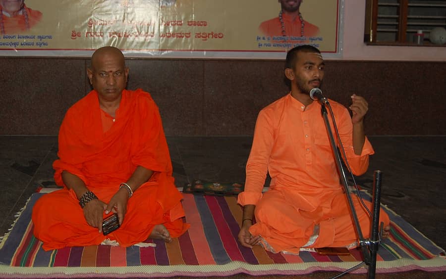 ಸತ್ತಿಗೇರಿಯ ಮಳಿಮಲ್ಲೇಶ್ವರ ಮಠದಲ್ಲಿ ನಡೆದ ಮೌನಾನುಷ್ಠಾನ ಮಂಗಲೋತ್ಸವ ಕಾರ್ಯಕ್ರಮ ಮತ್ತು ಧರ್ಮಸಭೆಯಲ್ಲಿ ಶಿವಲಿಂಗ ಮುರುಘರಾಜೇಂದ್ರ ಶಿವಾಚಾರ್ಯರು ಮಾತನಾಡಿದರು. ಚಂದ್ರಶೇಖರ ಶಿವಾಚಾರ್ಯ ಸ್ವಾಮೀಜಿ ಪಾಲ್ಗೊಂಡಿದ್ದರು