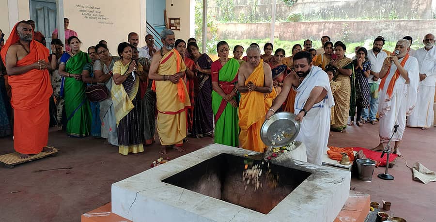 ಮಲೇಬೆನ್ನೂರು ಸಮೀಪದ ಕೊಮಾರನಹಳ್ಳಿಯ ರಂಗನಾಥಾಶ್ರಮದ ಶಂಕರಲಿಂಗ ಭಗವಾನ್ ಸರಸ್ವತಿ ಪರಮಹಂಸರ 71ನೇ ಆರಾಧನಾ ಮಹೋತ್ಸವದ ಅಂಗವಾಗಿ ಮಂಗಳವಾರ ಸಹಸ್ರ ಮೋದಕ ಗಣಹೋಮ ಮಾಡಿ ಪೂರ್ಣಾಹುತಿ ಸಮರ್ಪಣೆ ಮಾಡಲಾಯಿತು