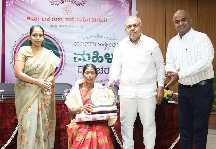 <div class="paragraphs"><p>ಏಕಾಂಗಿಯಾಗಿ 70 ಅಡಿ ಆಳದ ಬಾವಿ ತೋಡಿ ತೋಟ ಉಳಿಸಿದ್ದ, ಅಂಗನವಾಡಿಗೂ ಬಾವಿ ತೋಡಿ ನೀರಿನ ವ್ಯವಸ್ಥೆ ಮಾಡಿದ್ದ ಶಿರಸಿಯ ಗೌರಿ ನಾಯ್ಕ ಅವರನ್ನು ನಗರದಲ್ಲಿ ಕೆಎಸ್ಆರ್ಟಿಸಿ ಹಮ್ಮಿಕೊಂಡಿದ್ದ ಮಹಿಳಾ ದಿನಾಚರಣೆಯಲ್ಲಿ ಸಾರಿಗೆ ಸಚಿವ ರಾಮಲಿಂಗಾರೆಡ್ಡಿ ಸನ್ಮಾನಿಸಿದರು.</p></div>