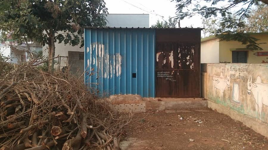 ಶಿರಹಟ್ಟಿ ತಾಲೂಕಿನ ಹಡಗಲಿ ಗ್ರಾಮದ ಶುದ್ಧ ಕುಡಿಯುವ ನೀರಿನ ಘಟಕ ಬಂದ್ ಅಗಿರುವುದು.