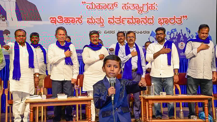 ನಗರದ ರವೀಂದ್ರ ಕಲಾಕ್ಷೇತ್ರದಲ್ಲಿ ಕರ್ನಾಟಕ ದಲಿತ ಸಂಘರ್ಷ ಸಮಿತಿ ಆಯೋಜಿಸಿದ್ಧ ‘ಮಹಾಡ್ ಸತ್ಯಾಗ್ರಹ: ಇತಿಹಾಸ ಮತ್ತು ವರ್ತಮಾನದ ಭಾರತ’ ವಿಚಾರ ಸಂಕಿರಣದಲ್ಲಿ ಬಾಲಕ ಸಾಯಿರಾಜ್ ಸಂವಿಧಾನ ಪೀಠಿಕೆ ಬೋಧಿಸಿದರು.