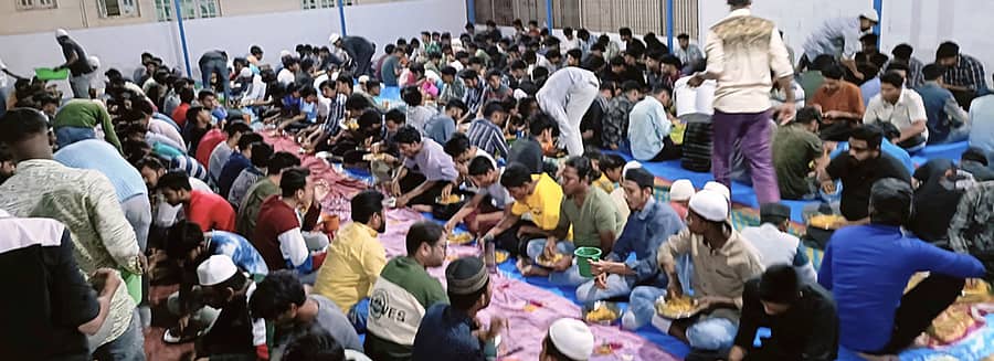 ದೇವನಹಳ್ಳಿ ಅಮಿನ ಮಸೀದಿಯಲ್ಲಿ ಇಫ್ತಾರ್‌ ಕೂಟದಲ್ಲಿ ಎಲ್ಲ ಸಮೂದಾಯದವರು ಭಾಗವಹಿಸಿದ್ದರು