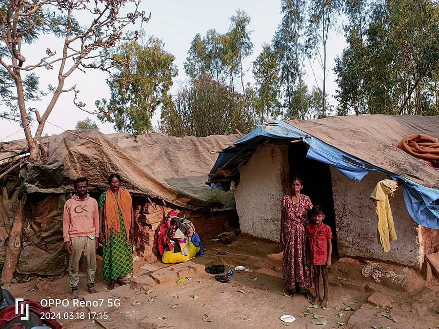 ಮಾಲೂರು ತಾಲ್ಲೂಕಿನ ಮಾದನಹಟ್ಟಿ ಗ್ರಾಮದ ಕಾಲೊನಿಯಲ್ಲಿ ಮನೆಗಳಿಲ್ಲದೆ ಗುಡಿಸಿಲಿನಲ್ಲಿ ಜೀವನ ನಡೆಸುತ್ತಿರುವ ಕುಟುಂಬಗಳು