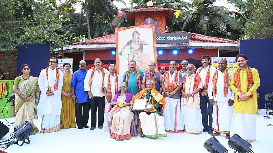 ಕಾರ್ಯಕ್ರಮದಲ್ಲಿ ಸನ್ಮಾನಿತರು, ಅತಿಥಿಗಳು ಹಾಗೂ ಶಿವಾನಂದ ಹೆಗಡೆ ಅವರು ಇದ್ದಾರೆ.