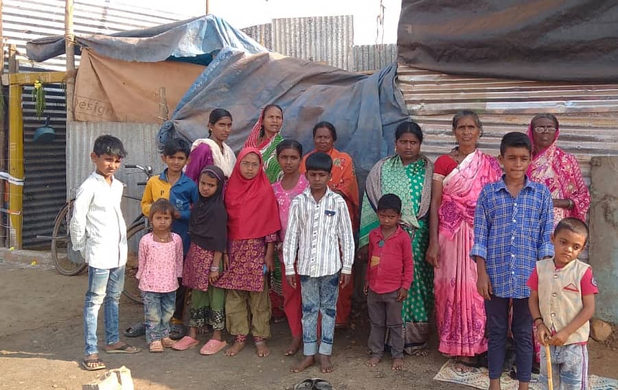 ದಾವಣಗೆರೆ ತಾಲ್ಲೂಕಿನ ದೊಡ್ಡಬಾತಿ ಗ್ರಾಮ ಪಂಚಾಯಿತಿ ವ್ಯಾಪ್ತಿಯ ಖಾಲಿ ಜಾಗಕ್ಕೆ ಸ್ಥಳಾಂತರಗೊಂಡಿರುವ ರಾಮಕೃಷ್ಣ ಹೆಗಡೆ ನಗರ ಹಾಗೂ ಚಂದ್ರೋದಯ ನಗರ ನಿವಾಸಿಗಳು