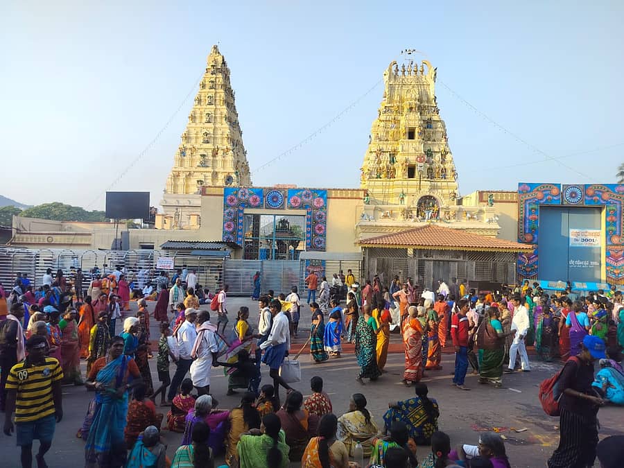 ಶಿವರಾತ್ರಿ ಜಾತ್ರೆಯ ಮೊದಲ ದಿನ ಮಹದೇಶ್ವರ ಬೆಟ್ಟದ ಮಲೆ ಮಹದೇಶ್ವರ ಸ್ವಾಮಿ ದೇವಾಲಯದಲ್ಲಿ ಸೇರಿದ್ದ ಭಕ್ತರು