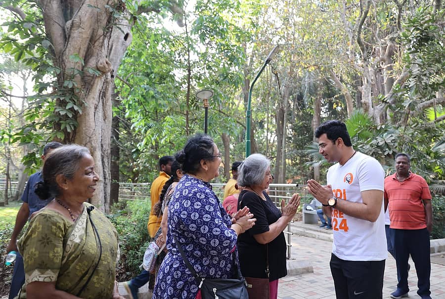 ಬಸವನಗುಡಿಯ ಎಂ.ಎನ್. ಕೃಷ್ಣರಾವ್ ಉದ್ಯಾನದಲ್ಲಿ ವಾಯುವಿಹಾರಿಗಳ ಜೊತೆಗೆ ಚರ್ಚೆ ನಡೆಸಿದ ತೇಜಸ್ವಿ ಸೂರ್ಯ.