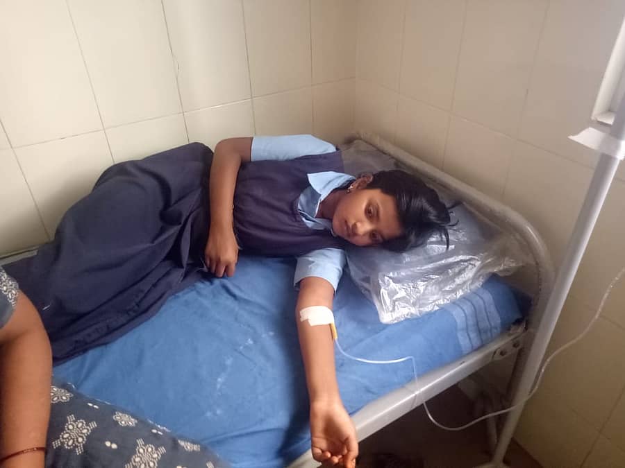 ಗುಂಡ್ಲುಪೇಟೆ ತಾಲ್ಲೂಕಿನ ಚಿರಕನಹಳ್ಳಿ ಹಿರಿಯ ಪ್ರಾಥಮಿಕ ಶಾಲೆಯಲ್ಲಿ ಮಧ್ಯಾಹ್ನದ ಬಿಸಿಯೂಟ ಸೇವಿಸಿ ವಾಂತಿ ಕಾಣಿಸಿಕೊಂಡು ಅಸ್ವಸ್ಥಗೊಂಡ ವಿದ್ಯಾರ್ಥಿನಿ ಬೊಮ್ಮನಹಳ್ಳಿ ಆಸ್ಪತ್ರೆಯಲ್ಲಿ ಚಿಕಿತ್ಸೆ ಪಡೆದಳು