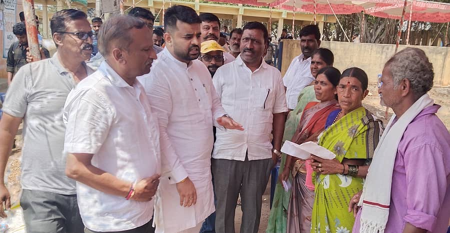 ಚನ್ನರಾಯಪಟ್ಟಣದಲ್ಲಿ ಕೊಬ್ಬರಿ ಖರೀದಿ ಕೇಂದ್ರಕ್ಕೆ ಸಂಸದ ಪ್ರಜ್ವಲ್ ರೇವಣ್ಣ ಗುರುವಾರ ಭೇಟಿ ನೀಡಿ ರೈತರೊಂದಿಗೆ ಚರ್ಚಿಸಿದರು