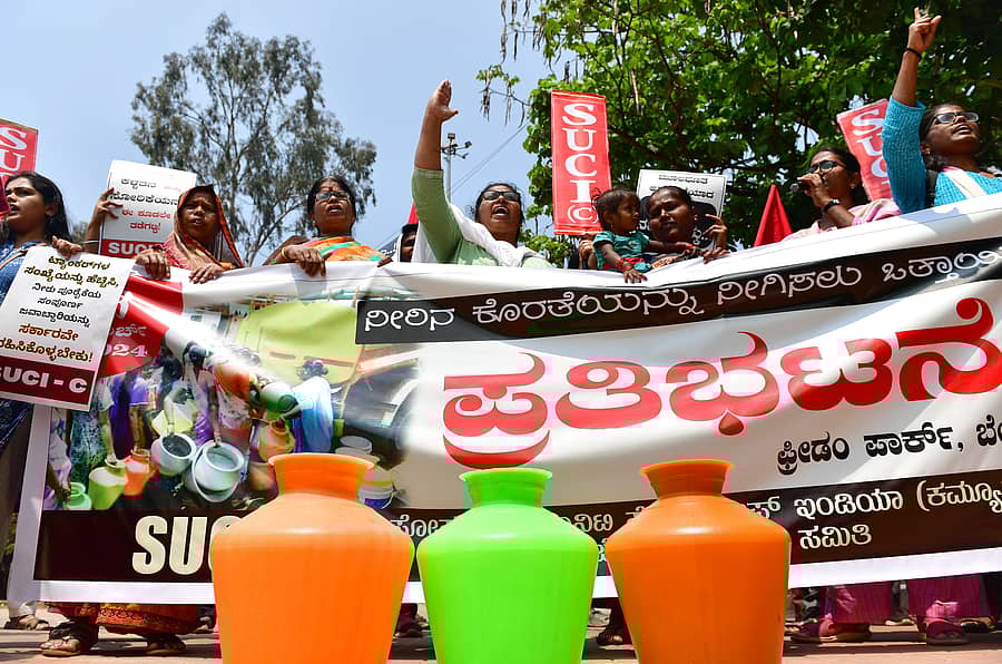 <div class="paragraphs"><p>ನೀರಿನ ಕೊರತೆ ನೀಗಿಸುವಂತೆ ಆಗ್ರಹಿಸಿ&nbsp;ನಗರದಲ್ಲಿ ಬುಧವಾರ ಎಸ್‌ಯುಸಿಐ ಸದಸ್ಯರು ಪ್ರತಿಭಟನೆ ನಡೆಸಿದರು </p></div>