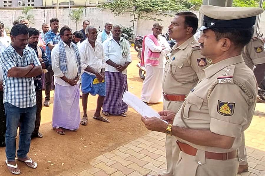 ಲೋಕಸಭಾ ಚುನಾವಣಾ ಅಂಗವಾಗಿ ಕಂಪ್ಲಿಯ ಪೊಲೀಸ್ ಠಾಣೆಯಲ್ಲಿ ಪೊಲೀಸ್ ಇನ್ಸ್ಪೆಕ್ಟರ್ ಪ್ರಕಾಶ್ ಮಾಳಿ ಅವರು ರೌಡಿ ಶೀಟರ್ಸ್ಗಳ ಪ್ಯಾರೇಡ್ ನಡೆಸಿದರು