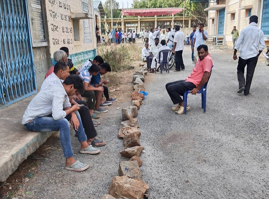 ಚನ್ನರಾಯಪಟ್ಟಣದ ಕೊಬ್ಬರಿ ಖರೀದಿ ಕೇಂದ್ರದಲ್ಲಿ ಸರದಿ ಸಾಲಿನಲ್ಲಿ ಕಲ್ಲುಗಳನ್ನಿಟ್ಟು ಕಾಯುತ್ತ ಕುಳಿತಿದ್ದ ರೈತರು