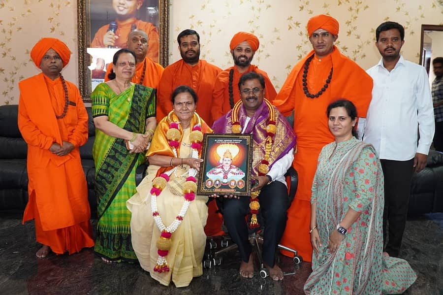 ಚಿತ್ರದುರ್ಗದ ಭೋವಿ ಗುರುಪೀಠಕ್ಕೆ ಮಂಗಳವಾರ ಭೇಟಿ ನೀಡಿದ್ದ ದಾವಣಗೆರೆ ಲೋಕಸಭಾ ಕ್ಷೇತ್ರದ ಬಿಜೆಪಿ ಅಭ್ಯರ್ಥಿ ಗಾಯತ್ರಿ ಸಿದ್ದೇಶ್ವರ ಹಾಗೂ ಪುತ್ರ ಅನಿತ್ಕುಮಾರ್ ಅವರನ್ನು ಸನ್ಮಾನಿಸಲಾಯಿತು. ಇಮ್ಮಡಿ ಸಿದ್ದರಾಮೇಶ್ವರ ಸ್ವಾಮೀಜಿ, ಕುಂಚಿಟಿಗ ಗುರುಪೀಠದ ಶಾಂತವೀರ ಸ್ವಾಮೀಜಿ, ಮಾಡಿವಾಳ ಗುರುಪೀಠದ ಬಸವ ಮಾಚಿದೇವ ಸ್ವಾಮೀಜಿ ಇದ್ದಾರೆ