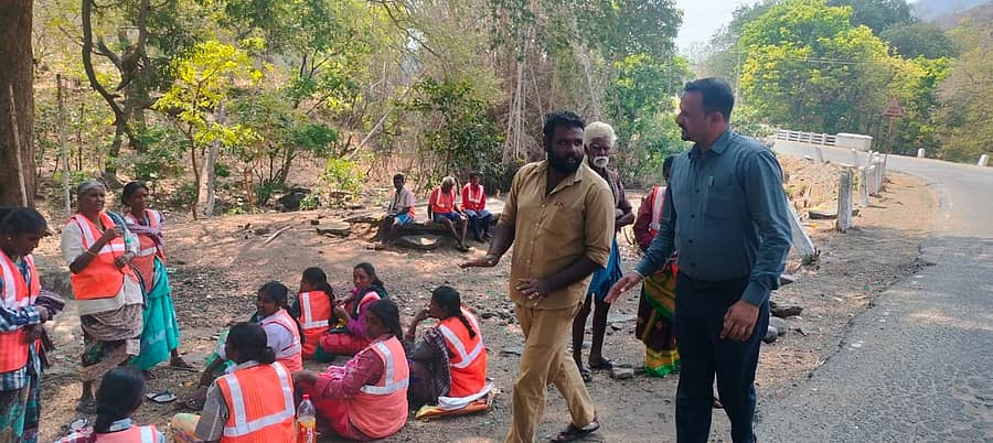 ಸ್ವಚ್ಛತಾ ಕಾರ್ಯದ ನಡುವೆ ವಿಶ್ರಾಂತಿ ಪಡೆದ ನೌಕರರನ್ನು ಪ್ರಾಧಿಕಾರದ ಕಾರ್ಯದರ್ಶಿ ರಘು ಅವರು ಮಾತನಾಡಿಸಿದರು