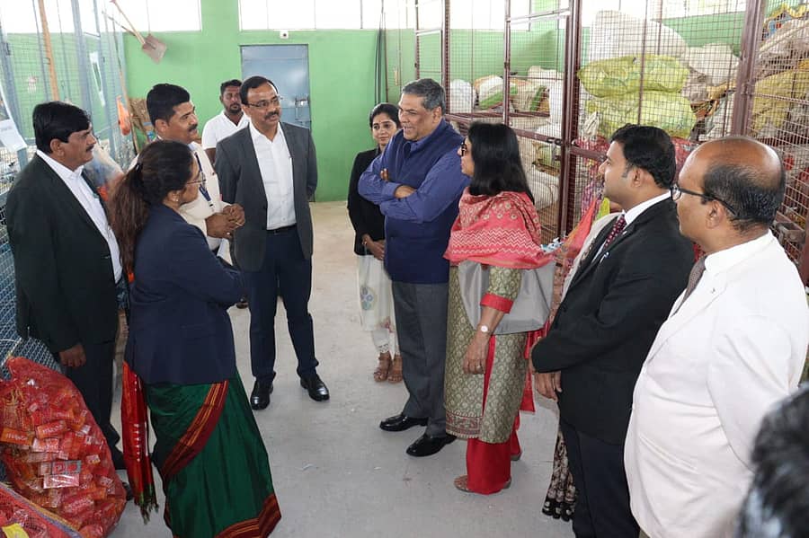 ದೇವನಹಳ್ಳಿಯ ಜಾಲಿಗೆ ಗ್ರಾಮ ಪಂಚಾಯಿತಿಯ ಸ್ವಚ್ಛ ಸಂಕೀರ್ಣ ಘಟಕನ್ನು ಸುಪ್ರೀಂ ಕೋರ್ಟ್‌ ನ್ಯಾಯಮೂರ್ತಿ ಸಂಜೀವ್ ಖಾನ್ಹ ವೀಕ್ಷಿಸಿದರು. ಜಿಲ್ಲಾಧಿಕಾರಿ ಎನ್‌. ಶಿವಸಶಂಕರ್‌ ಇದ್ದರು