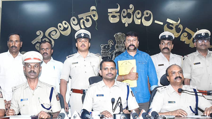 ಕೊಲೆ ಆರೋಪಿಗಳನ್ನು ಬಂಧಿಸುವಲ್ಲಿ ಯಶಸ್ವಿಯಾದ ತುಮಕೂರಿನ ಪೊಲೀಸರ ತಂಡ. ಡಿವೈಎಸ್‌ಪಿ ಕೆ.ಆರ್.ಚಂದ್ರಶೇಖರ್, ಎಎಸ್‌ಪಿ ಬಿ.ಎಸ್.ಅಬ್ದುಲ್ ಖಾದರ್, ಜಿಲ್ಲಾ ಪೊಲೀಸ್ ವರಿಷ್ಠಾಧಿಕಾರಿ ಕೆ.ವಿ.ಅಶೋಕ್, ಎಎಸ್‌ಪಿ ವಿ.ಮರಿಯಪ್ಪ ಇತರರು ಉಪಸ್ಥಿತರಿದ್ದರು