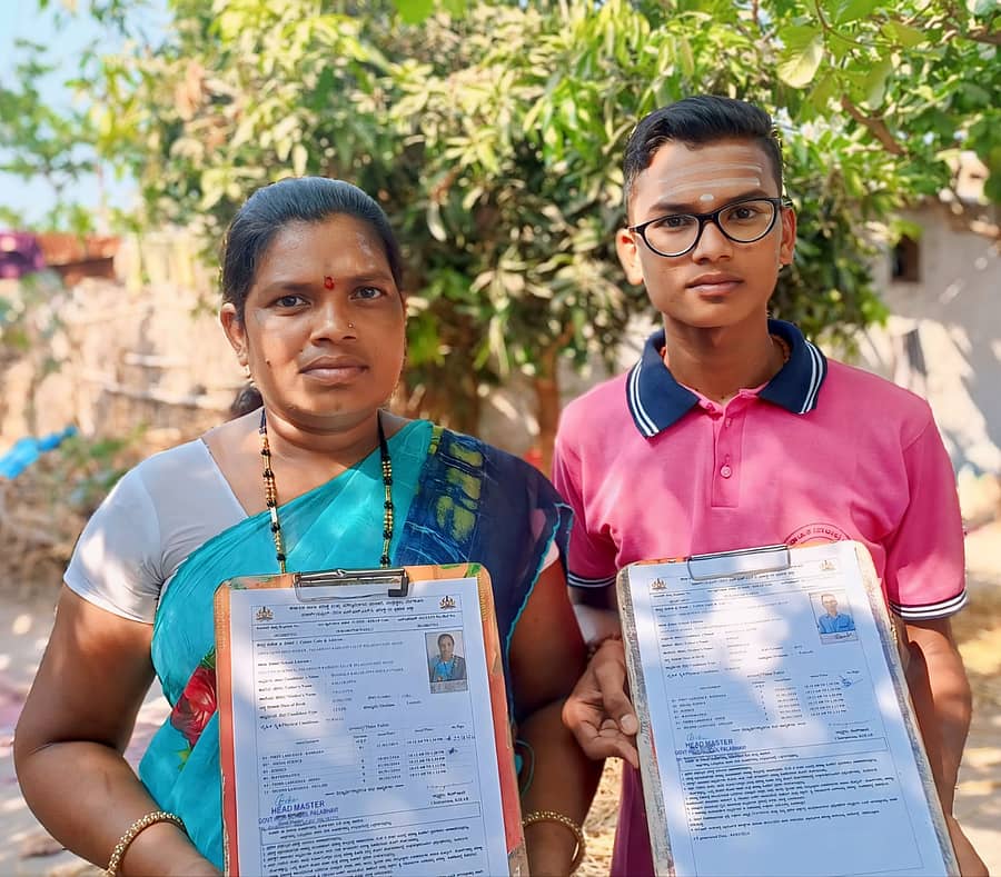 ಹಂದಿಗುಂದ ಸಮೀಪದ ಪಾಲಬಾವಿಯಲ್ಲಿ ಸೋಮವಾರ ಎಸ್ಸೆಸ್ಸೆಲ್ಸಿ ಬರೆದ ಶಶಿಕಲಾ ಮೇತ್ರಿ ಮತ್ತು ಅವರ ಪುತ್ರ ಶ್ರೀಶೈಲ