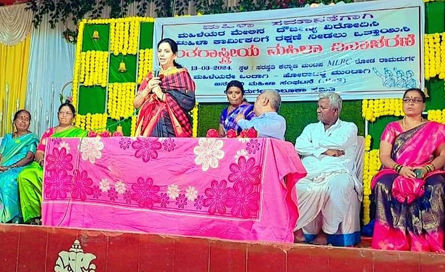 ರಾಮದುರ್ಗದ ಸರಸ್ವತಿ ಕಲ್ಯಾಣ ಮಂಟಪದಲ್ಲಿ ಜನವಾದಿ ಮಹಿಳಾ ಸಂಘಟನೆ ಹಮ್ಮಿಕೊಂಡಿದ್ದ ಅಂತರರಾಷ್ಟ್ರೀಯ ಮಹಿಳಾ ದಿನಾಚರಣೆ ಸಮಾರಂಭದಲ್ಲಿ ಜಮುನಾ ಪಟ್ಟಣ ಮಾತನಾಡಿದರು.