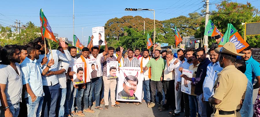 ಜಿಲ್ಲಾ ಬಿಜೆಪಿ ಯುವ ಮೋರ್ಚಾ ವತಿಯಿಂದ ಬಿಜೆಪಿ ಮುಖಂಡರು ಹಾಗೂ ಪದಾಧಿಕಾರಿಗಳು ಬುಧವಾರ ಚಾಮರಾಜನಗರದಲ್ಲಿ ಸಚಿವ ಶಿವರಾಜ ತಂಗಡಗಿ ಅವರ ವಿರುದ್ಧ ಪ್ರತಿಭಟನೆ ನಡೆಸಿದರು