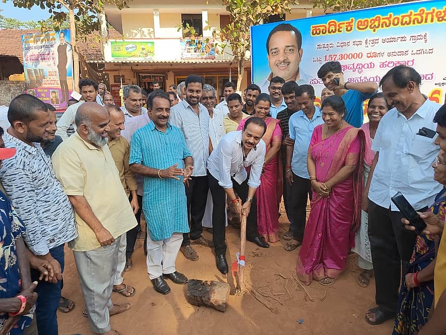 ಪುತ್ತೂರು ತಾಲ್ಲೂಕಿನ ಆರ್ಯಾಪು ಗ್ರಾಮ ಪಂಚಾಯಿತಿ ವ್ಯಾಪ್ತಿಯ ವಿವಿಧ ಕಡೆ ನಡೆಯಲಿರುವ ₹ 1.57ಕೋಟಿಯ ವಿವಿಧ ಕಾಮಗಾರಿಗಳಿಗೆ ಶಾಸಕ ಅಶೋಕ್ಕುಮಾರ್ ರೈ ಸಂಪ್ಯದಲ್ಲಿ ಶಿಲಾನ್ಯಾಸ ನೆರವೇರಿಸಿದರು