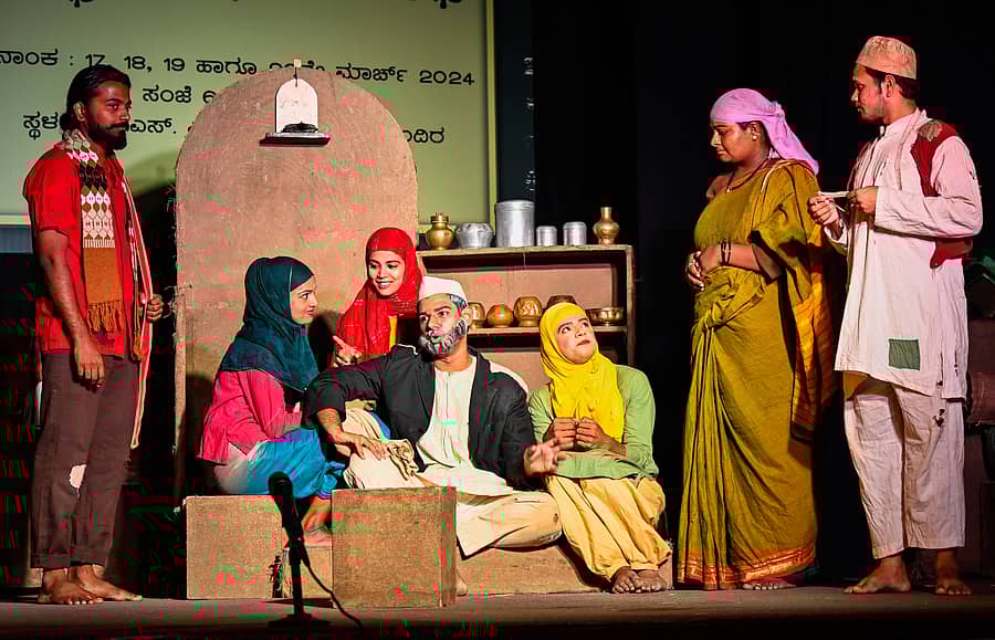 ಕಲಬುರಗಿಯ ಎಸ್.ಎಂ.ಪಂಡಿತ್ ರಂಗಮಂದಿರದಲ್ಲಿ ಸೋಮವಾರ ಸಾಣೀಹಳ್ಳಿಯ ಶಿವಸಂಚಾರದ ತಂಡದ ಕಲಾವಿದರು ‘ಜತೆಗಿರುವನು ಚಂದಿರ’ ನಾಟಕ ಪ್ರದರ್ಶಿಸಿದರು
–ಪ್ರಜಾವಾಣಿ ಚಿತ್ರ/ ತಾಜುದ್ದೀನ ಆಜಾದ್