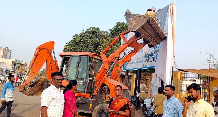 ಲೋಕಸಭಾ ಚುನಾವಣೆ ಘೋಷಣೆಯಾದ ಹಿನ್ನೆಲೆಯಲ್ಲಿ ಕುರುಗೋಡು ಪಟ್ಟಣದಲ್ಲಿ ಅಳವಡಿಸಿರುವ ರಾಜ್ಯ ಮತ್ತು ಕೇಂದ್ರ ಸರ್ಕಾರದ ಜಾಹಿರಾತು ಫಲಕಗಳನ್ನು ಪುರಸಭೆ ಸಿಬ್ಬಂದಿ ಶನಿವಾರ ತೆರುವುಗಿಳಿಸಿದರು