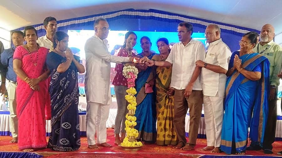 ಮೂಡುಬಿದಿರೆಯ ಸ್ವರಾಜ್ಯ ಮೈದಾನದಲ್ಲಿ ಭಾನುವಾರ ನಡೆದ ಪಂಚ ಗ್ಯಾರಂಟಿ ಯೋಜನೆ ಫಲಾನುಭವಿಗಳ ಸಮಾವೇಶವನ್ನು ಜಿಲ್ಲಾ ಉಸ್ತುವಾರಿ ಸಚಿವ ದಿನೇಶ್ ಗುಂಡೂರಾವ್ ಉದ್ಘಾಟಿಸಿದರು