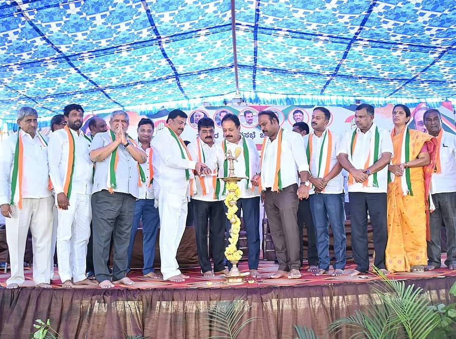 <div class="paragraphs"><p>ಮದ್ದೂರು ಪಟ್ಟಣದ ತಿಮ್ಮದಾಸ್ ಹೋಟೆಲ್ ಬಳಿ ಮಂಗಳವಾರ ಹಮ್ಮಿಕೊಳ್ಳಲಾಗಿದ್ದ ಲೋಕಸಭಾ ಚುನಾವಣೆಯ ಹಿನ್ನೆಲೆಯಲ್ಲಿನ ಕಾರ್ಯಕರ್ತರ ಸಭೆಯನ್ನು ಜಿಲ್ಲಾ ಉಸ್ತುವಾರಿ ಸಚಿವ ಚೆಲುವರಾಯಸ್ವಾಮಿ ಉದ್ಘಾಟಿಸಿದರು. </p></div>