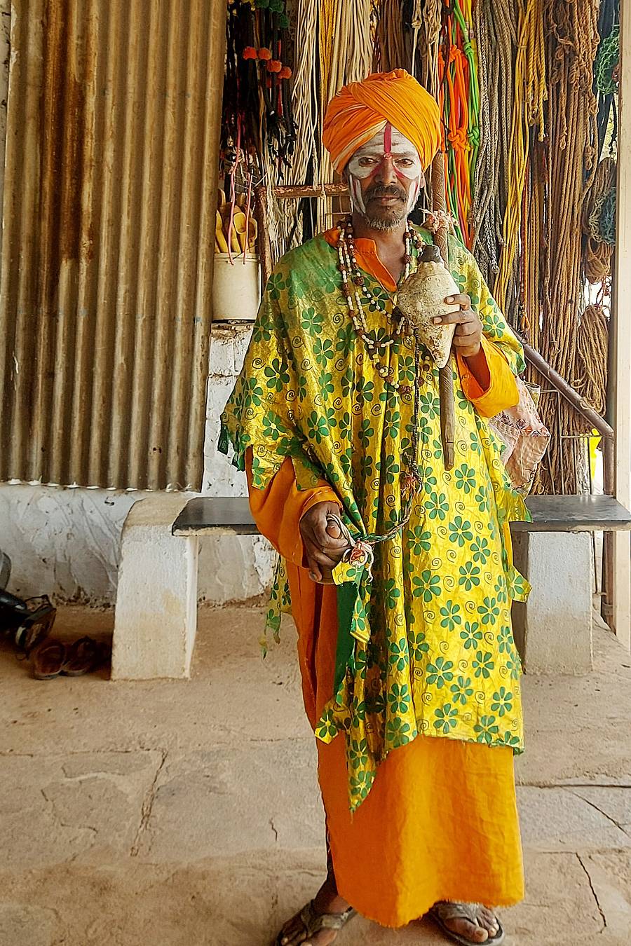 ಬಾದಾಮಿ ಮಾರುಕಟ್ಟೆಯಲ್ಲಿ ಸುಡುಗಾಡಸಿದ್ದನ ಕೈಚಳಕದ ಪ್ರದರ್ಶನ.