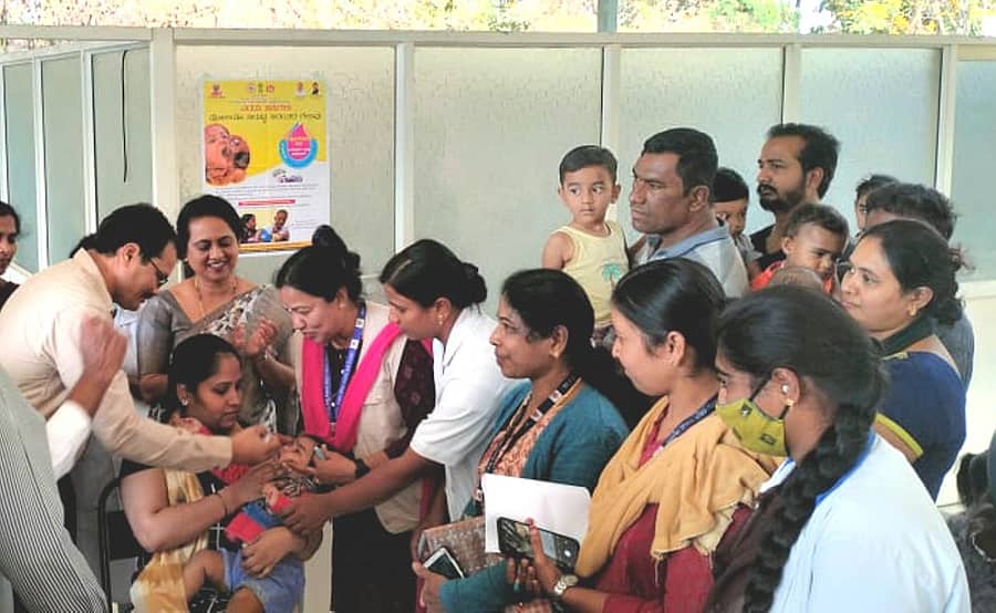 ಹುಣಸೂರು ನಗರದ ಸಾರ್ವಜನಿಕ ಆಸ್ಪತ್ರೆಯಲ್ಲಿ ಭಾನುವಾರ ಪಲ್ಸ್ ಪೋಲಿಯೊ ಕಾರ್ಯಕ್ರಮದಲ್ಲಿ ತಹಶೀಲ್ದಾರ್ ಮಂಜುನಾಥ್ ಲಸಿಕೆ ಹಾಕುವ ಮೂಲಕ ಚಾಲನೆ ನೀಡಿದರು