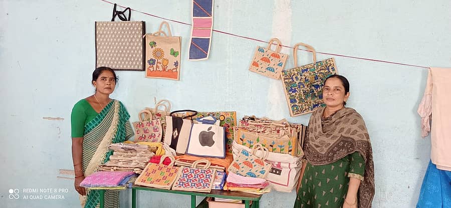 ಕಡರನಾಯ್ಕನಹಳ್ಳಿ ಸಮೀಪದ ಭಾನುವಳ್ಳಿ ಗ್ರಾಮದಲ್ಲಿ ಈಶ್ವರ ಅಲ್ಲಾ ಮಹಿಳಾ ಸ್ವಸಹಾಯ ಸಂಘ ತಯಾಸಿದ ಆಕರ್ಷಕ ಸೆಣಬಿನ ಬ್ಯಾಗ್‌ಗಳು