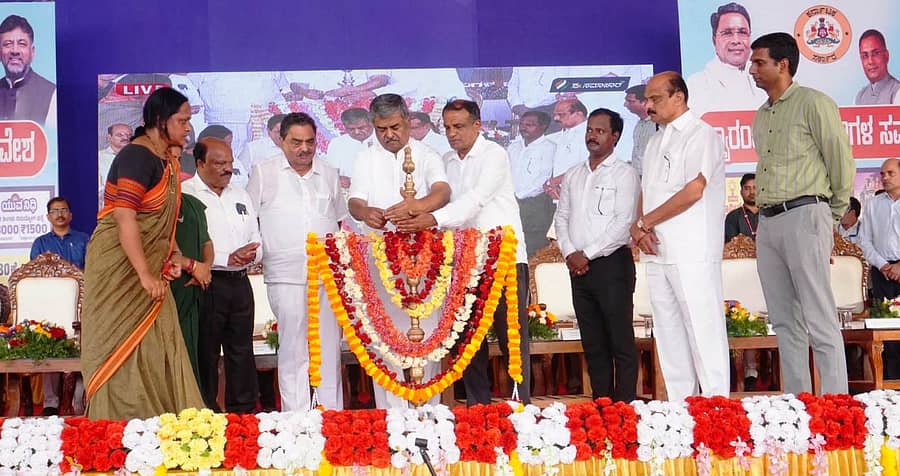 ಬಂಟ್ವಾಳ ತಾಲ್ಲೂಕಿನ ಬಿ.ಸಿ.ರೋಡು ಗೋಲ್ಡನ್ ಪಾರ್ಕ್ ಮೈದಾನದಲ್ಲಿ ಶನಿವಾರ ನಡೆದ ಗ್ಯಾರಂಟಿ ಫಲಾನುಭವಿಗಳ ಸಮಾವೇಶವನ್ನು ವಿಧಾನಪರಿಷತ್ ಸದಸ್ಯ ಬಿ.ಕೆ.ಹರಿಪ್ರಸಾದ್ ಉದ್ಘಾಟಿಸಿದರು