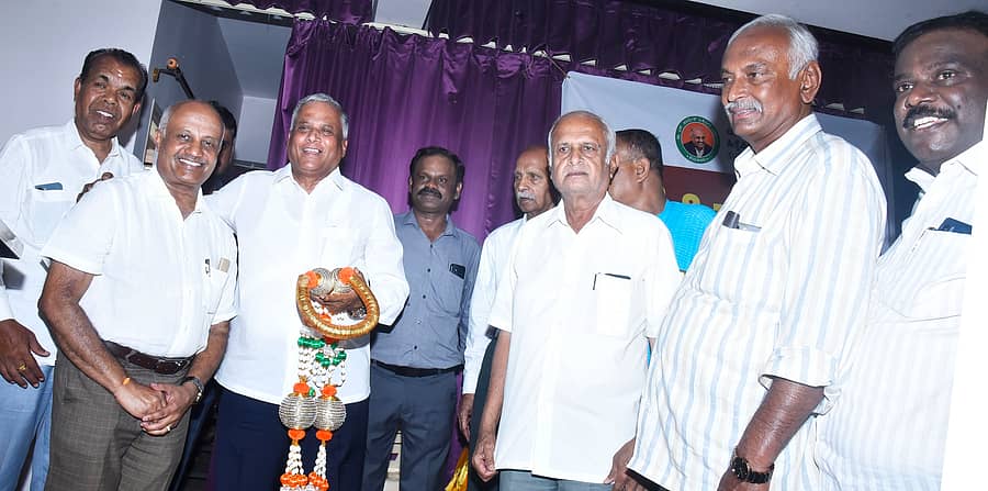 ತುಮಕೂರಿನಲ್ಲಿ ಶನಿವಾರ ಸಿದ್ಧಗಂಗಾ ಆಸ್ಪತ್ರೆಯ ನಿರ್ದೇಶಕ ಡಾ.ಎಸ್.ಪರಮೇಶ್ ಅವರು ಏರ್ಪಡಿಸಿದ್ದ ಹಿತೈಷಿಗಳ ಸಭೆಯಲ್ಲಿ ತುಮಕೂರು ಲೋಕಸಭಾ ಕ್ಷೇತ್ರದ ಬಿಜೆಪಿ ಅಭ್ಯರ್ಥಿ ವಿ.ಸೋಮಣ್ಣ ಅವರನ್ನು ಸನ್ಮಾನಿಸಲಾಯಿತು. ಮುಖಂಡರಾದ ಕೋರಿ ಮಂಜುನಾಥ್, ಆಡಿಟರ್ ವಿಶ್ವನಾಥ್, ಚಂದ್ರಮೌಳಿ, ಟಿ.ಕೆ.ನಂಜುಡಂಪ್ಪ ಇತರರು ಉಪಸ್ಥಿತರಿದ್ದರು